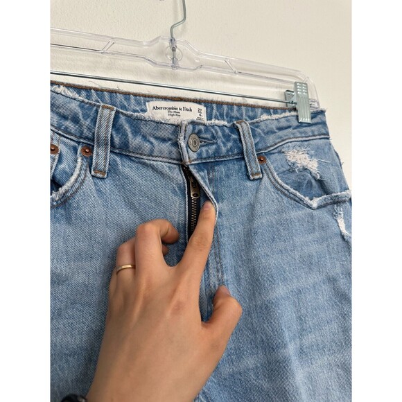 Abercrombie Curve Love The Mom High Rise Jean Light Wash Distressed Size 27 - Picture 3 of 6